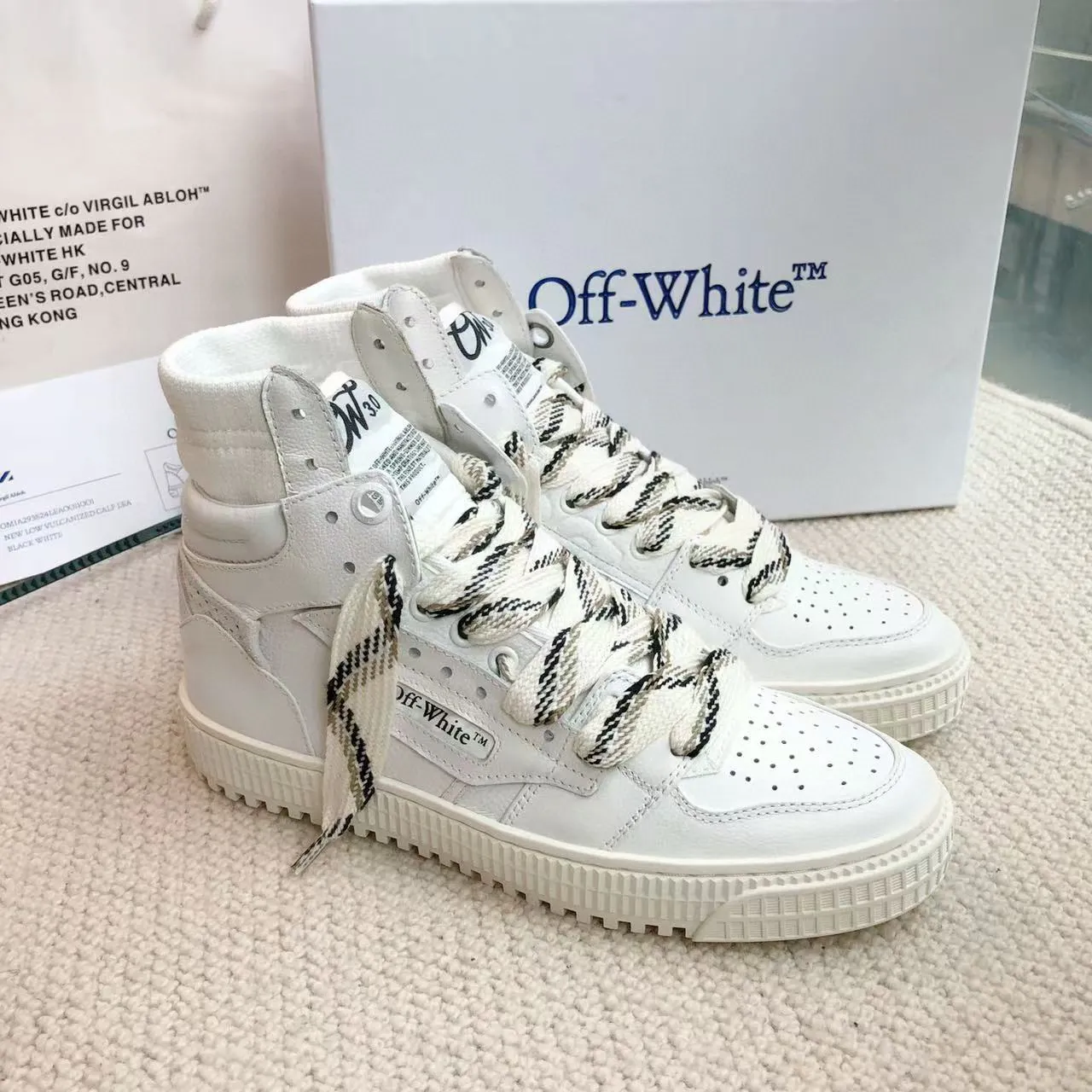 Men's shoes💰620 OFF WHITE ⚡️Couple style⚡️🍓New color🍓 The latest spring model of Gaobang street casual Martin style masterpiece, released the highest quality version on the market 👊 Series original mold opening, original lasting, production technology 1:1 original ➰🔜The best choice for more and more celebrities and Internet celebrities🔸In the classics Changes in the code🔸Innovate in the trend🔸Strive to break away from the shackles of bad street design🔝Although he is not the originator of fashion design, he is definitely a shining dark horse in avant-garde design🐴🆙Do not follow the trend🔅Not universal beauty🔅 Fabric💯First-layer cowhide Lining💯Imported skin-friendly and environmentally friendly polyester mesh Foot pads💯Original molded high-elastic environmentally friendly molding pads Midsole💯Original sleeve lasting process Outsole💯Rubber outsole Packaging💯Official website synchronizes a full set of packaging (brand wrapping paper, brand certificate, brand bag) code number 35-44, 45 customized